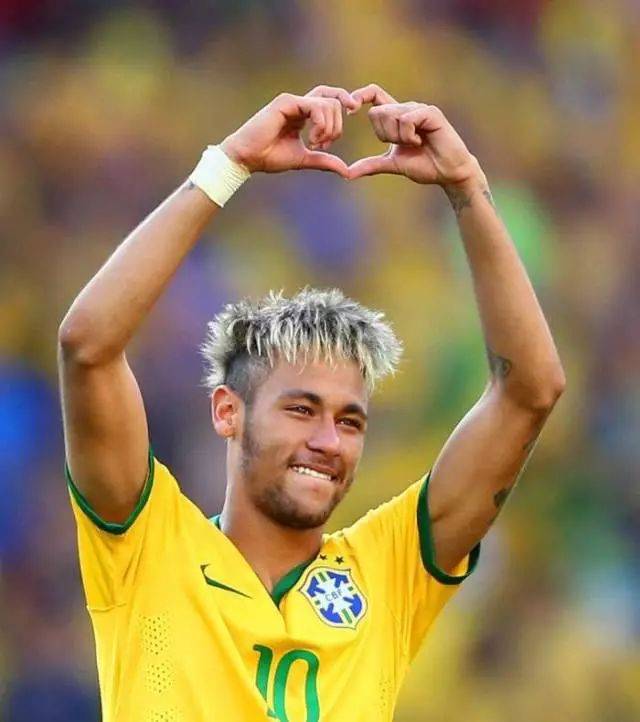 胖了？美媒晒浓眉训练图配文：浓眉的肚子从衣服里露出来了！（胖了吗？美媒晒浓眉训练照：衣摆上翻，腹部露出！）