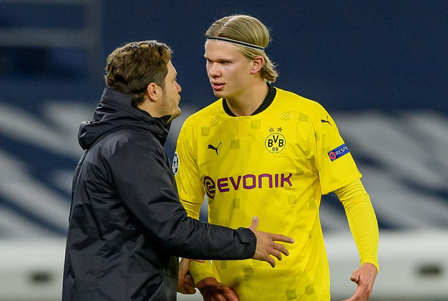 内马尔赛前牵着自己的女儿马维入场，之后还给女儿比心（赛前温情一幕：内马尔牵女儿马维入场并隔空比心）