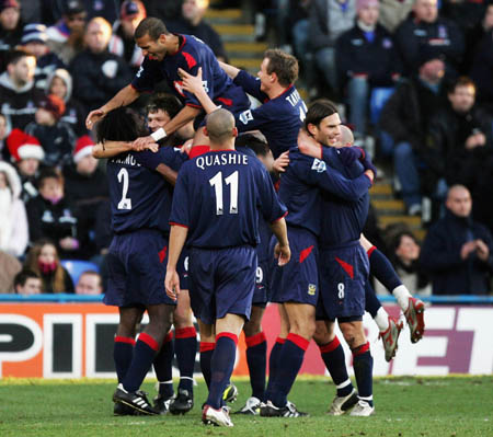 詹姆斯关键得分助湖人取胜（詹姆斯关键时刻发力，助湖人赢球）