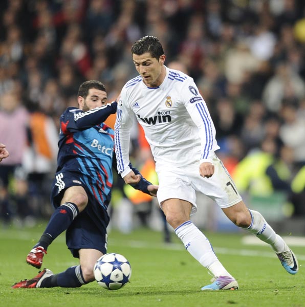 奇招！巴拉多利德球员防守中亲吻对手，后者挥拳反击遭红牌罚下（巴拉多利德球员防守时突袭亲吻，对手挥拳回击吃到红牌）