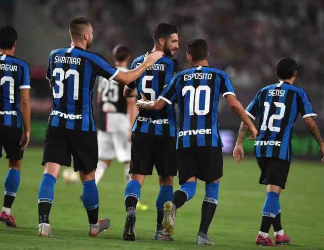 足坛17位亿欧先生分布：英超西甲各7人领跑 意甲...（足坛17位转会费过亿欧球星分布：英超、西甲各7人领跑，意甲紧随其后）