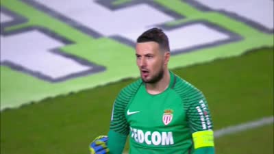 东契奇&詹姆斯半场合砍36分，无奈湖人丢70分落后12分（东契奇+詹姆斯半场36分仍难救主，湖人半场被轰70落后12分）